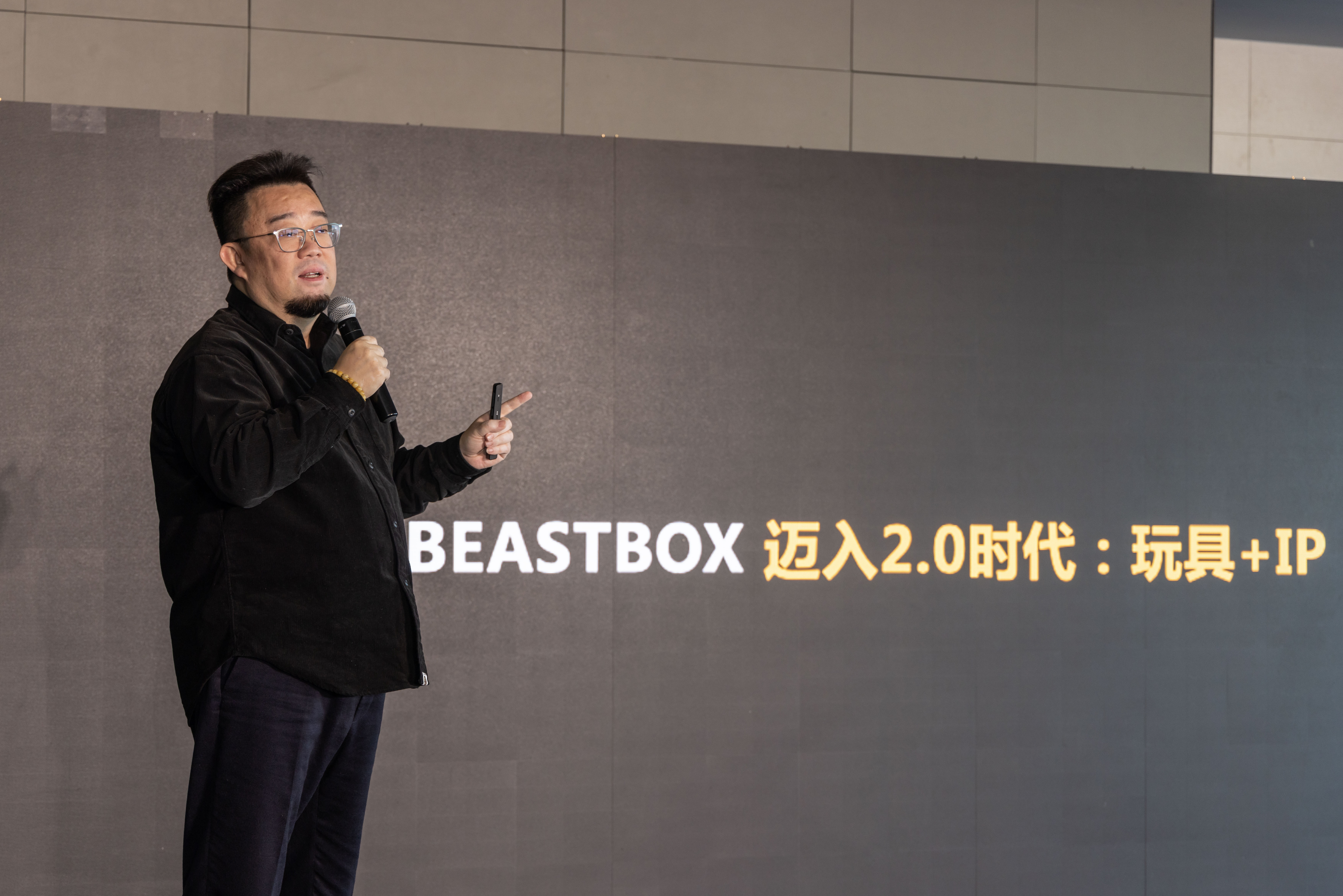 52TOYS以小说为起点，构建原创变形机甲“猛兽匣”IP生态链